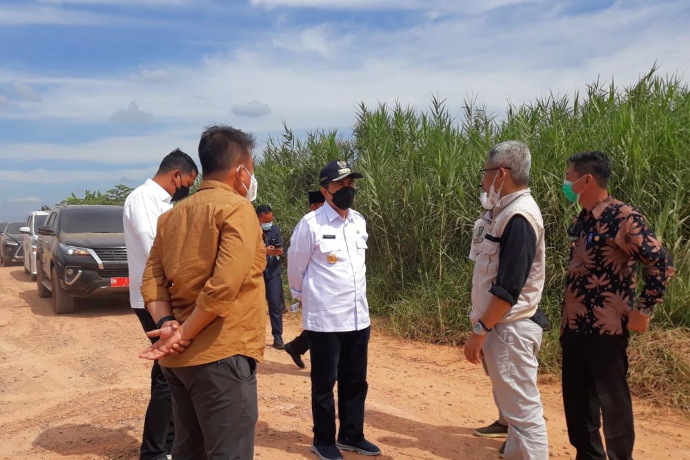 Gubernur Riau, H Syamsuar saat meninjau Jalan Lintas Pesisir